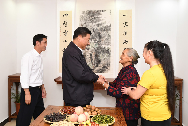 　　9月16日至18日，中共中央總書記、國家主席、中央軍委主席習近平在河南考察。這是16日下午，習近平在信陽市新縣田鋪鄉(xiāng)田鋪大塆“老家寒舍”民宿店，同店主一家親切交談。 新華社記者 謝環(huán)馳 攝