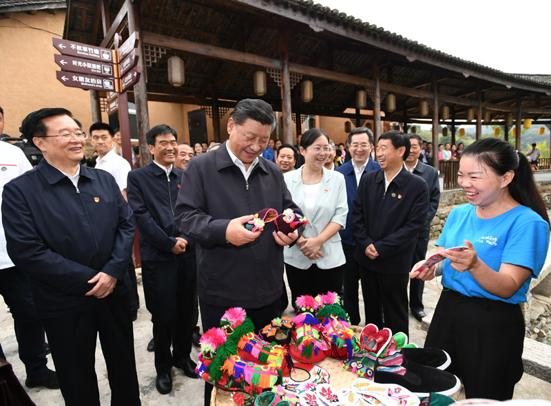 　　9月16日至18日，中共中央總書記、國家主席、中央軍委主席習近平在河南考察。這是16日下午，習近平在信陽市新縣田鋪鄉(xiāng)田鋪大塆考察調研。 新華社記者 謝環(huán)馳 攝