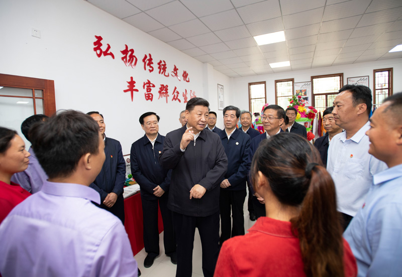 9月16日至18日，中共中央總書記、國家主席、中央軍委主席習近平在河南考察。這是17日上午，習近平在信陽市光山縣文殊鄉(xiāng)東岳村文化接待中心，同當地脫貧致富帶頭人親切交流，勉勵他們帶動更多鄉(xiāng)親們致富。新華社記者 謝環(huán)馳 攝