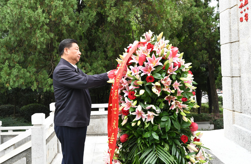 　　9月16日至18日，中共中央總書記、國家主席、中央軍委主席習近平在河南考察。這是16日下午，習近平來到位于信陽市新縣的鄂豫皖蘇區(qū)首府烈士陵園，瞻仰革命烈士紀念碑，向革命先烈敬獻花籃。 新華社記者 謝環(huán)馳 攝