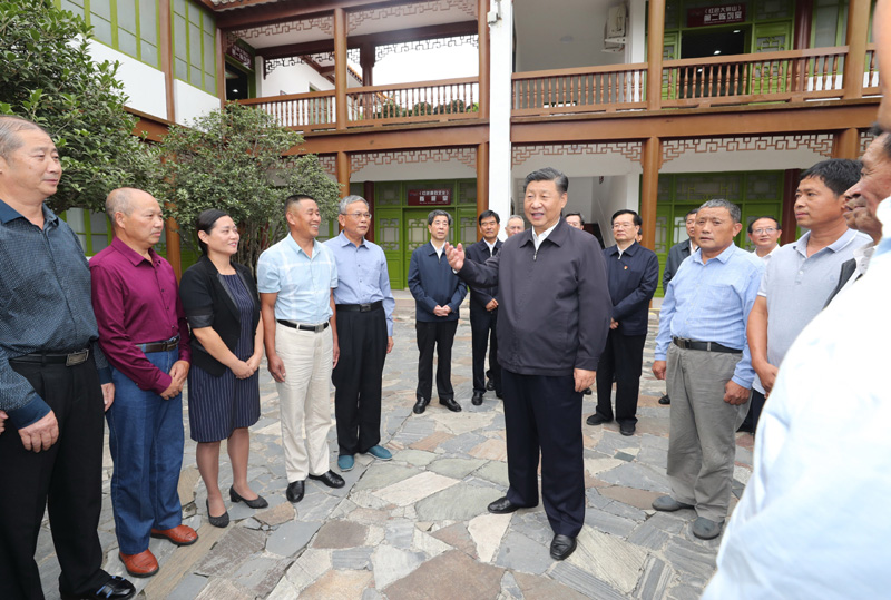 　　9月16日至18日，中共中央總書記、國家主席、中央軍委主席習近平在河南考察。這是16日下午，習近平在位于信陽市新縣的鄂豫皖蘇區(qū)首府革命博物館，同當地紅軍后代、革命烈士家屬代表親切交談。 新華社記者 鞠鵬 攝