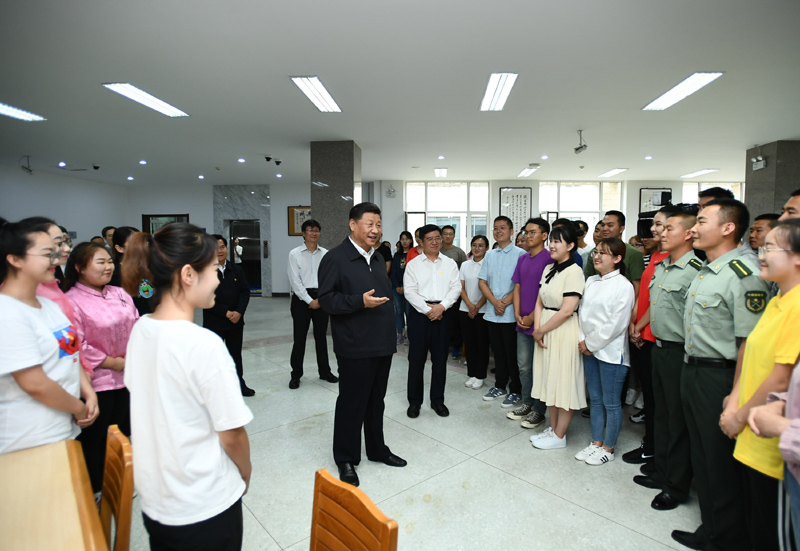 7月15日至16日，中共中央總書記、國家主席、中央軍委主席習(xí)近平在內(nèi)蒙古考察并指導(dǎo)開展“不忘初心、牢記使命”主題教育。這是16日上午，習(xí)近平在內(nèi)蒙古大學(xué)圖書館同學(xué)生們親切交談，勉勵他們志存高遠、腳踏實地、發(fā)奮圖強。