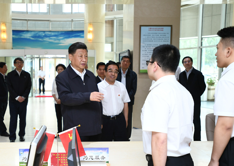 7月15日至16日，中共中央總書記、國家主席、中央軍委主席習(xí)近平在內(nèi)蒙古考察并指導(dǎo)開展“不忘初心、牢記使命”主題教育。這是16日上午，習(xí)近平在內(nèi)蒙古自治區(qū)自然資源廳自然資源政務(wù)大廳同工作人員交談，了解開展主題教育和落實便捷高效政務(wù)服務(wù)等情況。