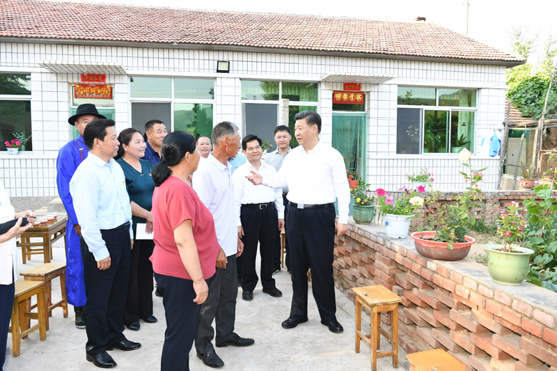 7月15日至16日，中共中央總書記、國家主席、中央軍委主席習(xí)近平在內(nèi)蒙古考察并指導(dǎo)開展“不忘初心、牢記使命”主題教育。這是15日下午，習(xí)近平在赤峰市喀喇沁旗河南街道馬鞍山村村民張國利家，同基層干部群眾代表親切交流。