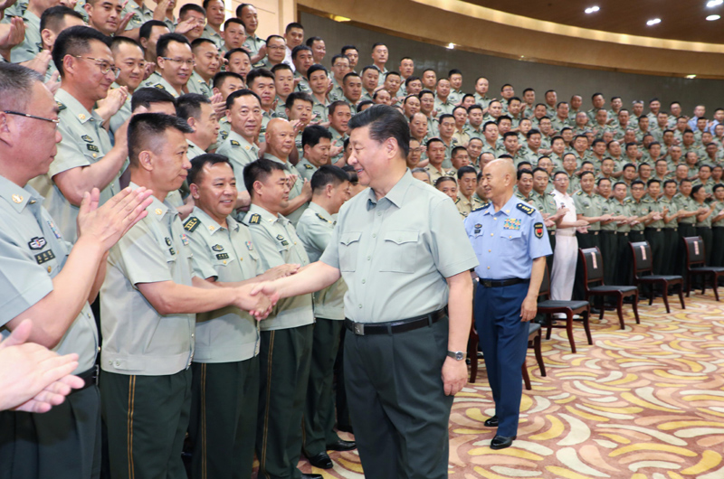 7月15日至16日，中共中央總書記、國家主席、中央軍委主席習(xí)近平在內(nèi)蒙古考察并指導(dǎo)開展“不忘初心、牢記使命”主題教育。這是16日上午，習(xí)近平在呼和浩特親切接見駐內(nèi)蒙古部隊副師職以上領(lǐng)導(dǎo)干部和團級單位主官，代表黨中央和中央軍委向駐內(nèi)蒙古部隊全體官兵致以誠摯問候。