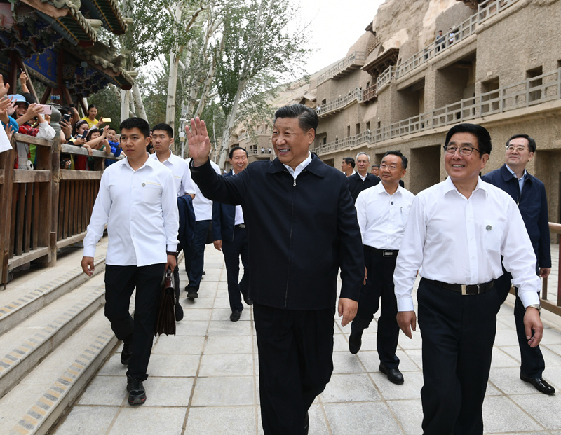 8月19日至22日，中共中央總書記、國家主席、中央軍委主席習近平在甘肅考察。這是19日下午，習近平在敦煌莫高窟考察調(diào)研時，向正在參觀的游客親切招手致意。