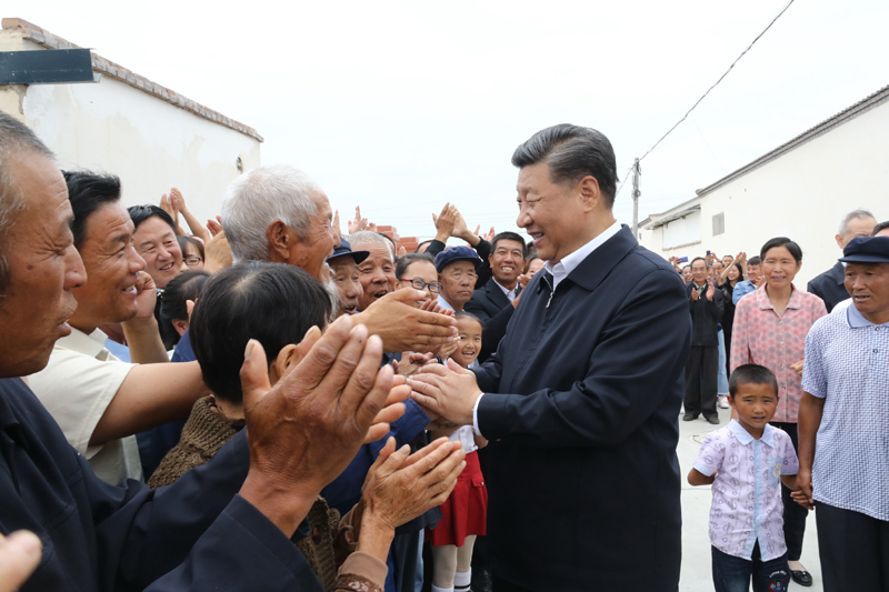 8月19日至22日，中共中央總書記、國家主席、中央軍委主席習近平在甘肅考察。這是21日上午，習近平在武威市古浪縣黃花灘生態(tài)移民區(qū)富民新村同村民親切交談。