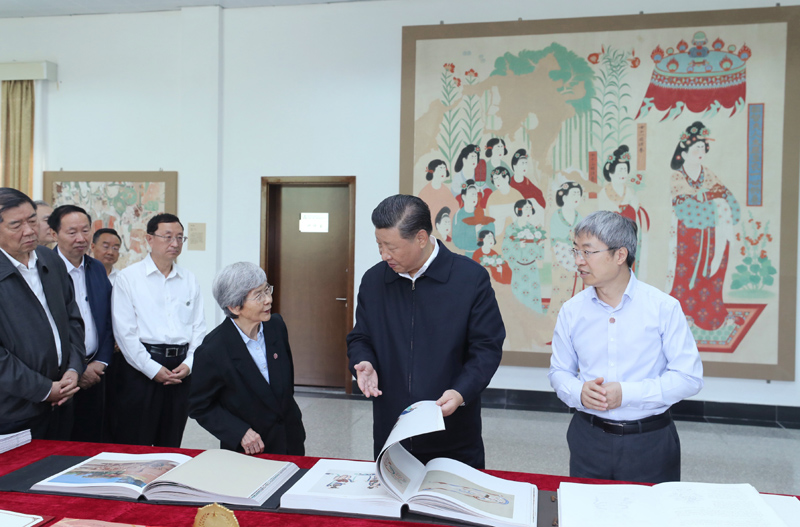 8月19日至22日，中共中央總書記、國家主席、中央軍委主席習近平在甘肅考察。這是19日下午，習近平在敦煌研究院察看珍藏文物和學術(shù)成果展示，了解文物保護和研究、弘揚優(yōu)秀歷史文化情況。