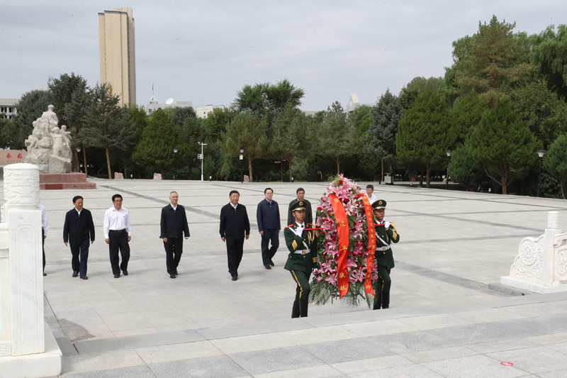 8月19日至22日，中共中央總書記、國家主席、中央軍委主席習近平在甘肅考察。這是20日上午，習近平來到張掖市高臺縣，瞻仰中國工農(nóng)紅軍西路軍紀念碑，向革命先烈敬獻花籃。