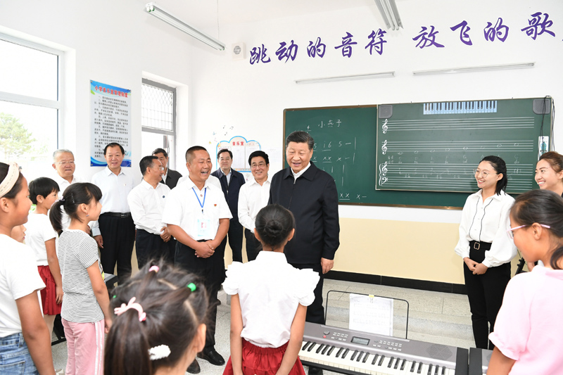 8月19日至22日，中共中央總書記、國家主席、中央軍委主席習近平在甘肅考察。這是21日上午，習近平在武威市古浪縣黃花灘生態(tài)移民區(qū)富民新村富民小學的音樂教室，認真觀看正在進行的音樂課教學。