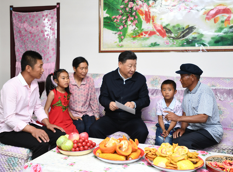 8月19日至22日，中共中央總書記、國家主席、中央軍委主席習近平在甘肅考察。這是21日上午，習近平在武威市古浪縣黃花灘生態(tài)移民區(qū)富民新村村民李應(yīng)川家，同李應(yīng)川一家拉家常。