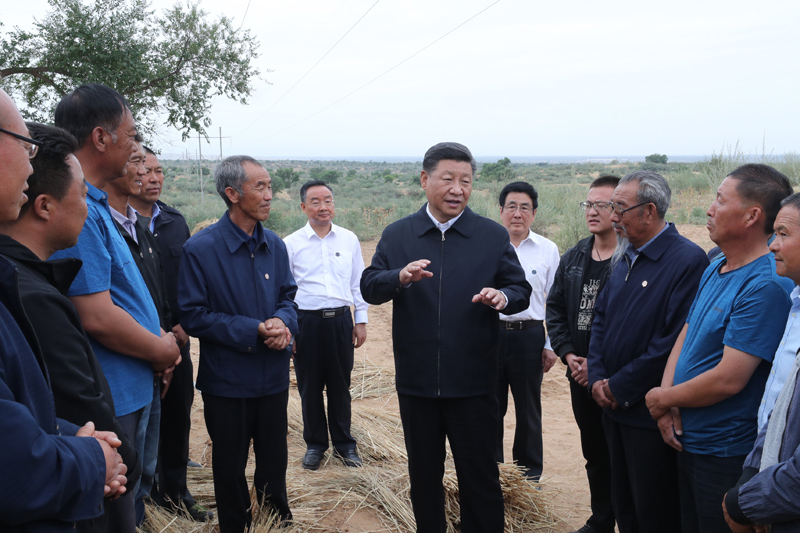 8月19日至22日，中共中央總書記、國家主席、中央軍委主席習近平在甘肅考察。這是21日上午，習近平在武威市古浪縣八步沙林場同“六老漢”代表及林場職工親切交談。