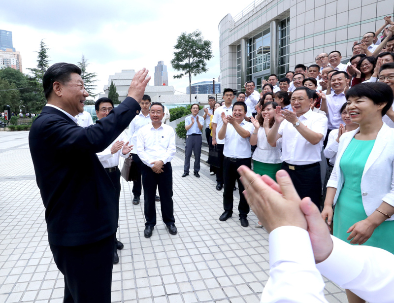 8月19日至22日，中共中央總書記、國家主席、中央軍委主席習近平在甘肅考察。這是21日下午，習近平在讀者出版集團有限公司同工作人員親切交談。