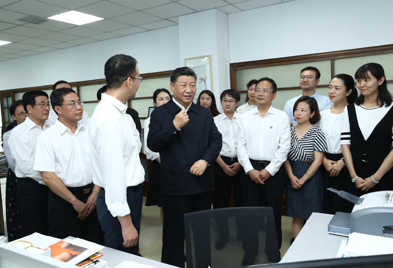 8月19日至22日，中共中央總書記、國家主席、中央軍委主席習近平在甘肅考察。這是21日下午，習近平在《讀者》編輯部同工作人員交流，勉勵他們?yōu)槿嗣裉峁└鄡?yōu)秀精神食糧。