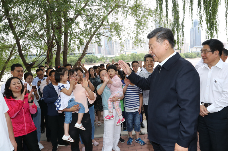 8月19日至22日，中共中央總書記、國家主席、中央軍委主席習近平在甘肅考察。這是21日下午，習近平在蘭州市黃河治理蘭鐵泵站項目點同正在休閑的群眾親切交談。