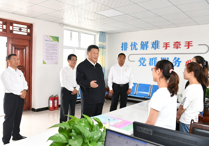 8月19日至22日，中共中央總書記、國家主席、中央軍委主席習近平在甘肅考察。這是21日上午，習近平在武威市古浪縣黃花灘生態(tài)移民區(qū)富民新村黨群服務(wù)中心考察。